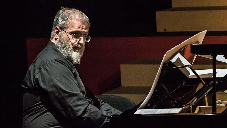 Impressionen vom Schumann-Liederabend in der Coburger Reithalle: Claudio Rizzi am Flügel.Foto:Jochen Berger
