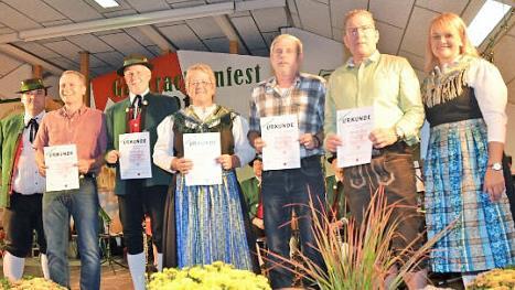 Sie wurden für 40-jährige Mitgliedschaft geehrt. Mit im Bild Vorsitzende Bettina Rubel (rechts) und ihr Stellvertreter Holger Bogdanski (links)