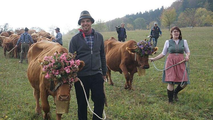 Angeführt von Andreas Omert mit Kuh Sandra und Nadine Manger mit Kuh  Franziskas kam die Mangersche Gelbviehherde ins Tal. Fotos: Marion Eckert