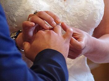 Die Ehepaare geben sich immer noch das Ja-Wort im Standesamt - heute allerdings oftmals in einem viel größeren Rahmen. Foto: Marco Meißner