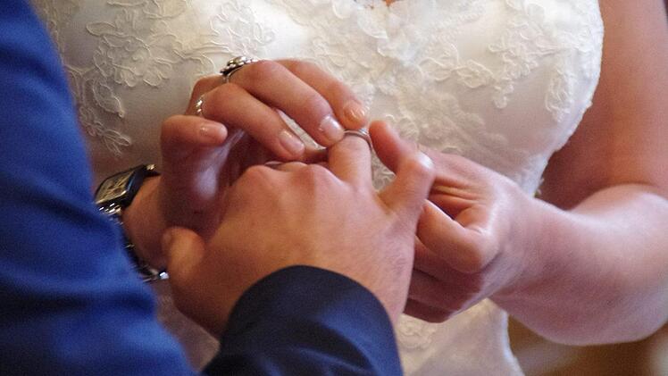 Die Ehepaare geben sich immer noch das Ja-Wort im Standesamt - heute allerdings oftmals in einem viel größeren Rahmen. Foto: Marco Meißner