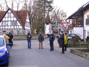 Polizeihauptkommissar Roland Eibl erklärte den Mitgliedern des Ausschusses die vorgesehenen Maßnahmen.  Foto: Norbert Karbach