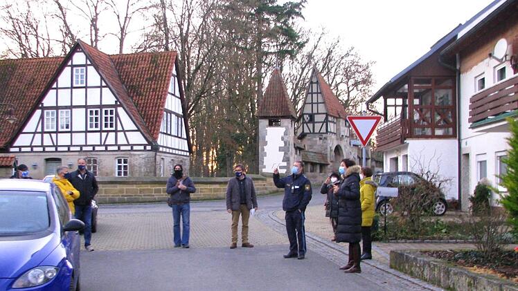 Polizeihauptkommissar Roland Eibl erklärte den Mitgliedern des Ausschusses die vorgesehenen Maßnahmen.  Foto: Norbert Karbach