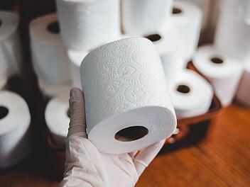 Feuchtes Toilettenpapier sollte man nicht in der Toilette entsorgen.