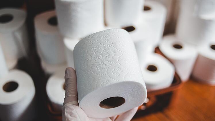 Feuchtes Toilettenpapier sollte man nicht in der Toilette entsorgen.