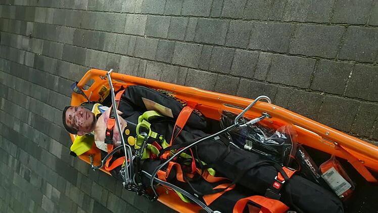 Gruppenübung der Freiwilligen Feuerwehr Bubenreuth: Einsatz mit der Gelenkdrehleiter