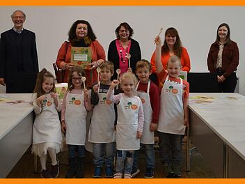 Bürgermeister Peter Bergel, Simone Mahler (Kinderpflegerin), Renate Kröckel (KiTa-Leitung), Isabell Cicero (stellv. KiTa-Leitung) und Melissa Fella (Fachaufsicht Landratsamt) freuten sich mit den Kindern der Kita "Haus für Kinder Paradieso" über den Sonderpreis und die erhaltenen Geschenke.Foto: Doris Bauer