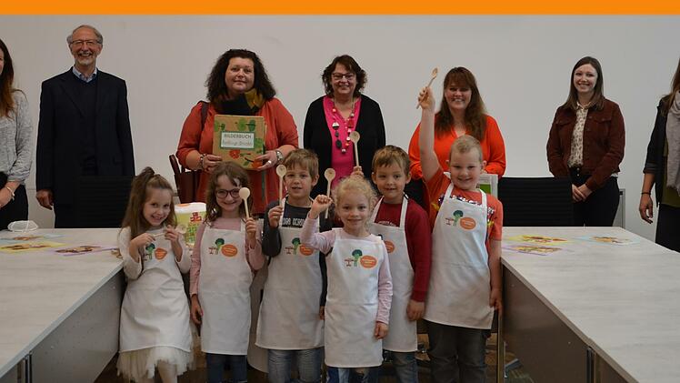 Bürgermeister Peter Bergel, Simone Mahler (Kinderpflegerin), Renate Kröckel (KiTa-Leitung), Isabell Cicero (stellv. KiTa-Leitung) und Melissa Fella (Fachaufsicht Landratsamt) freuten sich mit den Kindern der Kita "Haus für Kinder Paradieso" über den Sonderpreis und die erhaltenen Geschenke.Foto: Doris Bauer