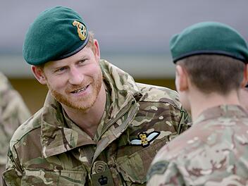 Prinz Harry besucht britische Milit&auml;reinheit