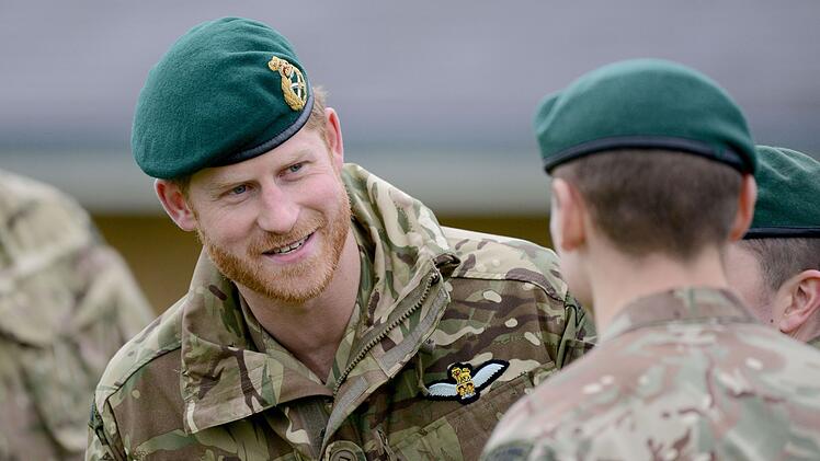 Prinz Harry besucht britische Milit&auml;reinheit