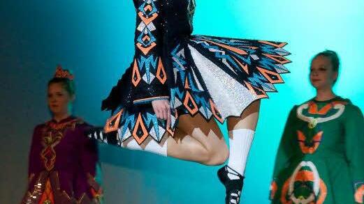 Für den Tanz "Reel" verliert Anja Hofmann gerne mal den Boden unter den Füßen.