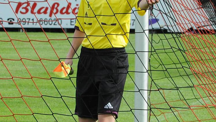 Bestens vernetzt: die Schiedsrichter-Assistentin in Eltingshausen. Foto: Hopf