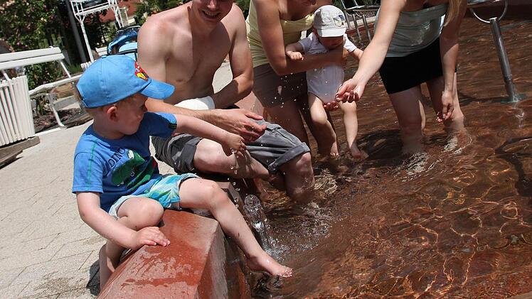Maximilian und Rocco kühlten sich mit ihren Eltern im Kneippbecken ab. Bei Temperaturen wie im Hochsommer macht ihnen das Planschen im Wasser gleich noch mehr Spaß. Fotos: Carmen Schmitt