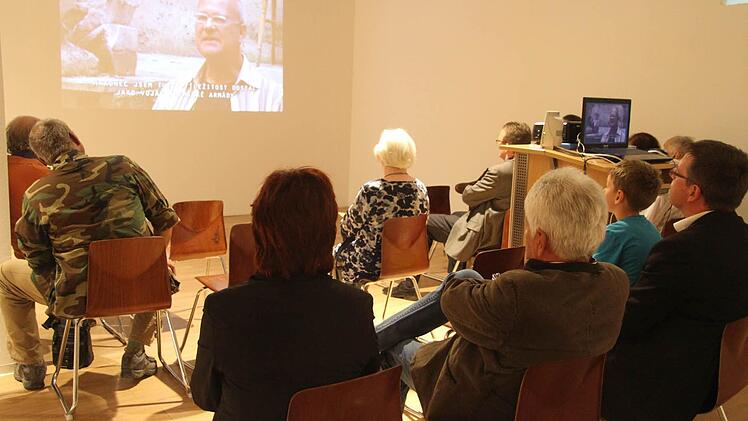 Bei der Vernissage stand ein Künstlerfilm, der die Gefühle der Bayern, Tschechen und Sachsen enthüllt, im Mittelpunkt