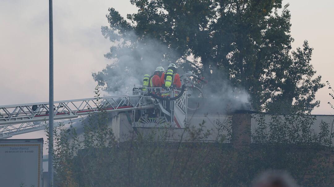 Brand im Gewerbegebiet von Nuernberg