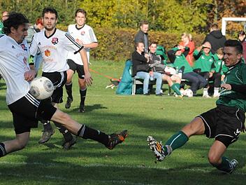 Sohle auf Sohle: Markus Röß vom TSV Rothhauen/Thundorf (links) und Weichtungens Spielertrainer Christoph Then . Foto: Hopf