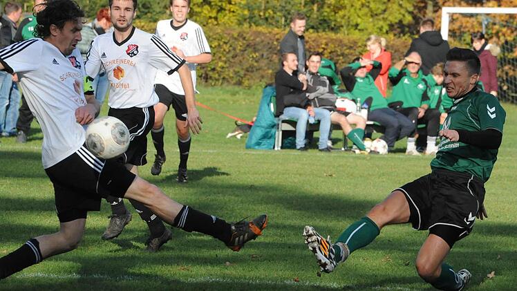 Sohle auf Sohle: Markus Röß vom TSV Rothhauen/Thundorf (links) und Weichtungens Spielertrainer Christoph Then . Foto: Hopf