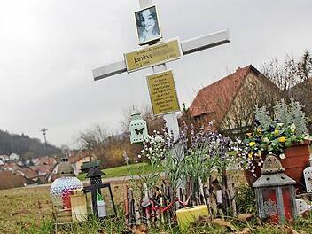 Angehörige der in der Silvesternacht getöteten Janina haben am Tatort in Unterschleichach eine Gedenkstätte eingerichtet. Foto: Andreas Lösch