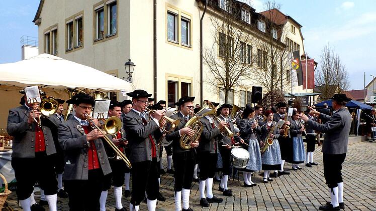 Beim Korb- und Weinmarkt in Sand wartete das Blasorchester mit einem kleinen Standkonzert auf.