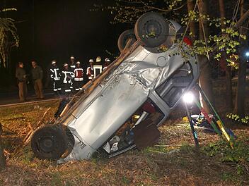 Bei einem schweren Unfall auf der B303 sind in der Nacht auf Samstag zwei Menschen verletzt worden. Foto: Michael Stelzner