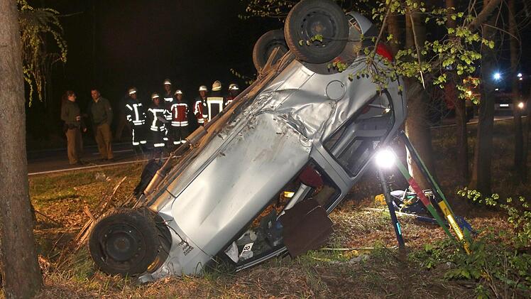 Bei einem schweren Unfall auf der B303 sind in der Nacht auf Samstag zwei Menschen verletzt worden. Foto: Michael Stelzner