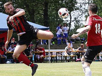 Kapitän Dominik Malina und der SV Wachenroth kamen mit zwei Unentschieden und einer Pleite nicht gut ins oberfränkische Turnier beim ASV Hollfeld. Trotz des Erfolgs im letzten Gruppenspiel verpasste der Meister der A-Klasse Bamberg 1 das Achtelfinale deshalb ebenso wie der SC Reichmannsdorf.  Foto: sportpress