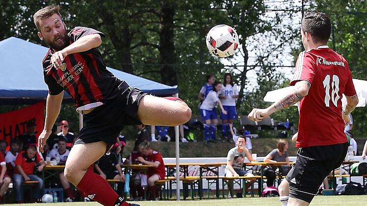 Kapitän Dominik Malina und der SV Wachenroth kamen mit zwei Unentschieden und einer Pleite nicht gut ins oberfränkische Turnier beim ASV Hollfeld. Trotz des Erfolgs im letzten Gruppenspiel verpasste der Meister der A-Klasse Bamberg 1 das Achtelfinale deshalb ebenso wie der SC Reichmannsdorf.  Foto: sportpress