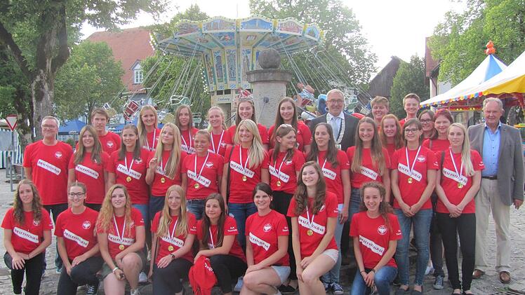 Mit ihren Meister-T-Shirts zeigen es die Frauen der DJK Teuchatz: Sie sind nicht unaufsteigbar. Das Team von Trainer Frank Lunz (li.) gewann zudem den Pokal.  Foto: privat