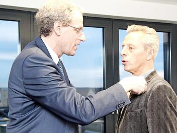 Bürgermeister German Hacker steckt Wolfgang Seel die Ehrennadel der Stadt Herzogenaurach an. Foto: Richard Sänger