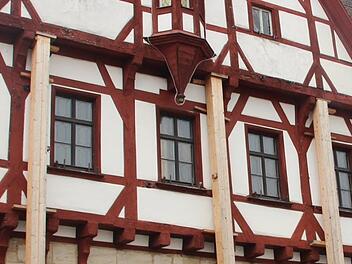 Das Rathaus auf Krücken und das Verhältnis  zwischen Oberbürgermeister und Stadtrat zerrüttet, dieses Bild bietet Forchheim derzeit. Foto: Archiv Andreas Schmitt