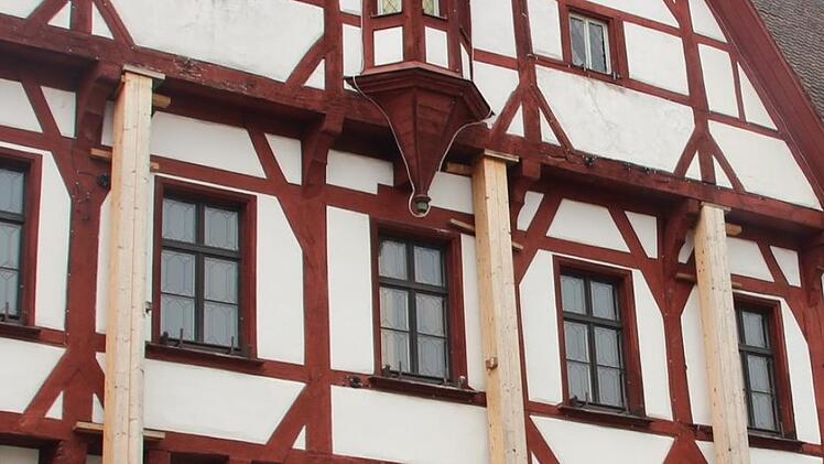 Das Rathaus auf Krücken und das Verhältnis  zwischen Oberbürgermeister und Stadtrat zerrüttet, dieses Bild bietet Forchheim derzeit. Foto: Archiv Andreas Schmitt