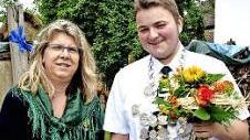 Zweite Schützenmeisterin Sabine Herr überreichte Jungkönig Johannes Rennert (15) den Wappenkrug der Schützengesellschaft.