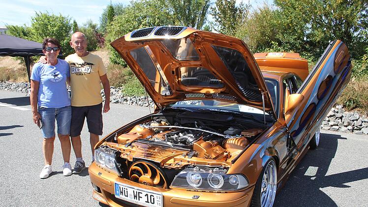 Ein BMW E 36 aus dem Jahr 1993, der die Blicke auf sich zieht: Werner Schreck aus W&uuml;rzburg und seine Freundin Christina Erb.