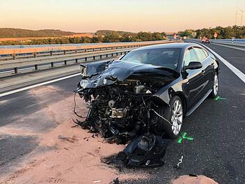40 Meter ging es in die Tiefe neben der Lautertalbr&uuml;cke an der A71. Auf der katapultierte ein Auto-Fahrer einen Baustellenanh&auml;nger in die Tiefe. Foto: Timur Gottmann