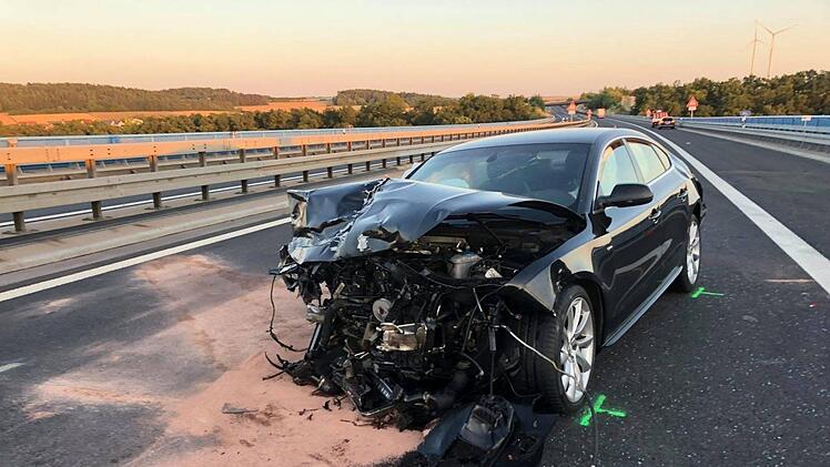 40 Meter ging es in die Tiefe neben der Lautertalbr&uuml;cke an der A71. Auf der katapultierte ein Auto-Fahrer einen Baustellenanh&auml;nger in die Tiefe. Foto: Timur Gottmann
