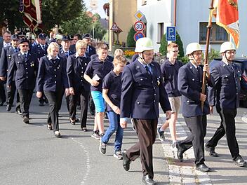 Die Feuerwehr Leutenbach-Dietzhof zieht mit einem Festzug vom Gottesdienst zum Feuerwehrhaus. Fotos: Franz Galster