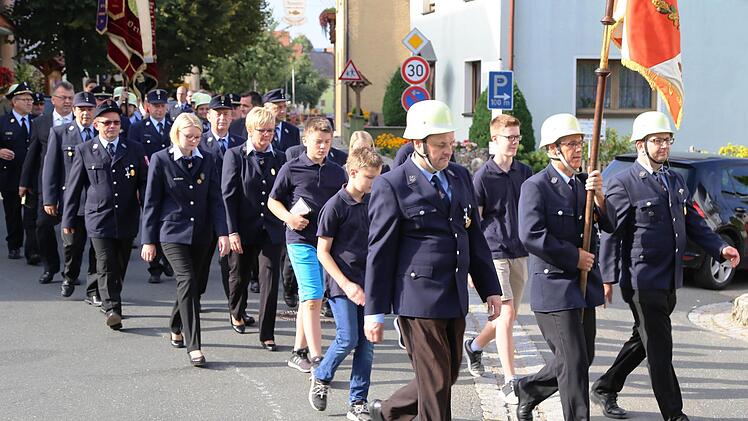 Die Feuerwehr Leutenbach-Dietzhof zieht mit einem Festzug vom Gottesdienst zum Feuerwehrhaus. Fotos: Franz Galster