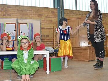 Theaterpädagogin Julia Knauer bei einer Theaterprobe. Sie führt die kleinen Schauspieler machmal an der Hand, nimmt damit Lampenfieber und spendet Selbstbewusstsein für die Rolle, an der die Schüler dann auch vor großem Publikum ihren Spaß haben.  Foto: K.- H. Hofmann