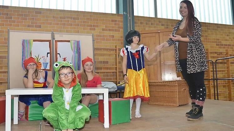 Theaterpädagogin Julia Knauer bei einer Theaterprobe. Sie führt die kleinen Schauspieler machmal an der Hand, nimmt damit Lampenfieber und spendet Selbstbewusstsein für die Rolle, an der die Schüler dann auch vor großem Publikum ihren Spaß haben.  Foto: K.- H. Hofmann