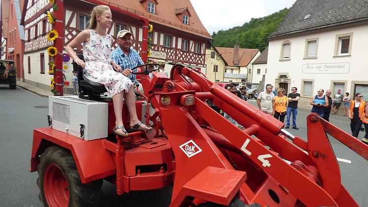 Ein heute eher seltenes Ackergerät fuhr auch mit...sogar eine historische Baumaschine