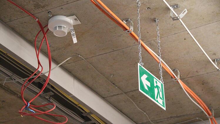 Hier hängen Leitungen aus der Decke. Wände und Decken sind noch nicht verkleidet worden. Foto: Ulrike Müller