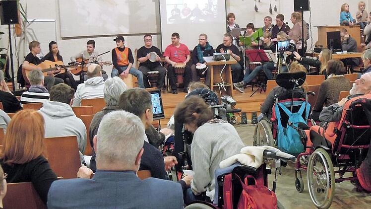 Gemeinsam wurde gesungen, gelacht, gegessen und gefeiert. Foto: Edwin Meißinger