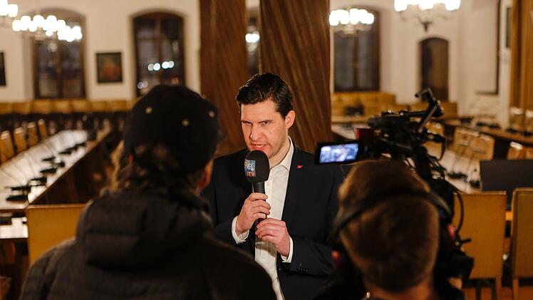 Erste Interviews im Rathaussaal. Foto: Matthias Hoch