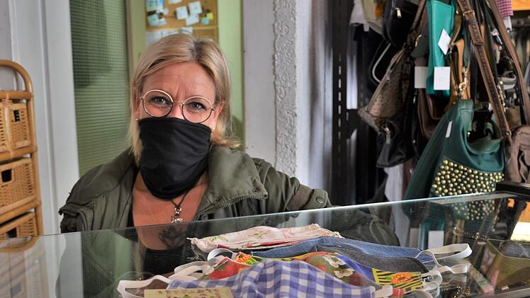 Die Zeit, in der ihre Kronacher Klamottenkiste geschlossen war, hat Yvonne Wicklein genutzt und Masken genäht. Foto: Sandra Hackenberg