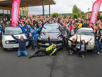 So sieht E-Mobil-Enthusiasmus aus.   Georg Kröger - dasBloghaus/ Georg Sanders/ Pfeuffer/ HippeliVergleichsfahrt