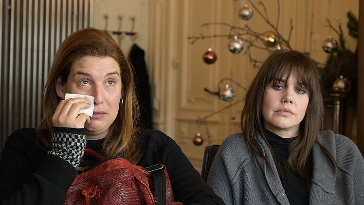 Tränen bei der Testamentseröffnung: Katarina (Elena Uhlig, links) und Nesthäkchen Diana (Felicitas Woll). Die Devise "Streitet euch nicht" hat der Vater als Botschaft hinterlassen.