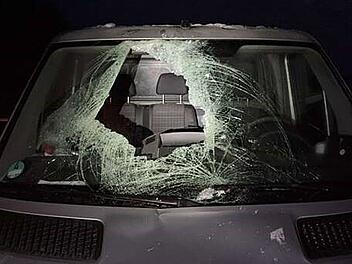 Kasendorf: Eisplatte von Lkw trifft Transporter - Fahrer knapp verfehlt