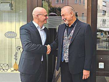 Unser Bild zeigt den Bad Kissinger Oberb&uuml;rgermeister Dirk Vogel (links) gratuliert Dr. med. Hans-Joachim Hofstetter.Augenarztpraxis Dr. med. Hans-Joachim Hofstetter