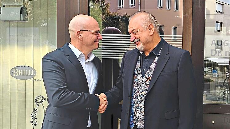 Unser Bild zeigt den Bad Kissinger Oberb&uuml;rgermeister Dirk Vogel (links) gratuliert Dr. med. Hans-Joachim Hofstetter.Augenarztpraxis Dr. med. Hans-Joachim Hofstetter
