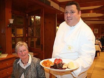 Raffiniert: Bei Andreas Bugls "Surf 'n' Turf" trifft Wassertier auf Wiesenttaler Biorind. Maria Schwegel (l.) , die Frau des Wüstensteiner Fischzüchters, der den Gold'nen Stern beliefert, freut sich schon auf den kulinarischen Genuss der Extraklasse. Fotos: Andreas Oswald